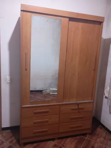 Guarda-Roupa de Madeira com Espelho e Gavetas