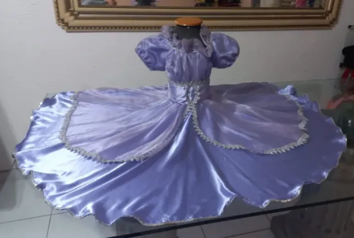 FANTASIA PRINCESA SOFIA, VESTIDO EM ORGANZA, TOQUE DE SEDA E C/DETALHES PRATA TAM (M)