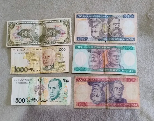 Notas de cruzeiros e uma nota de cruzados novos