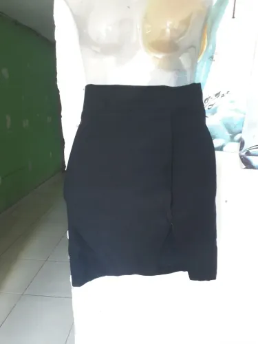 Saia preta com recorte moderno