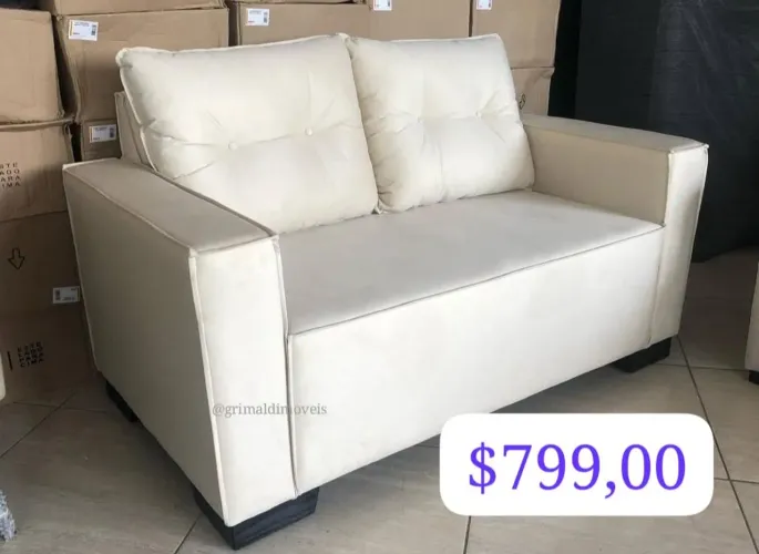 Sofá retrô disponível no veludo