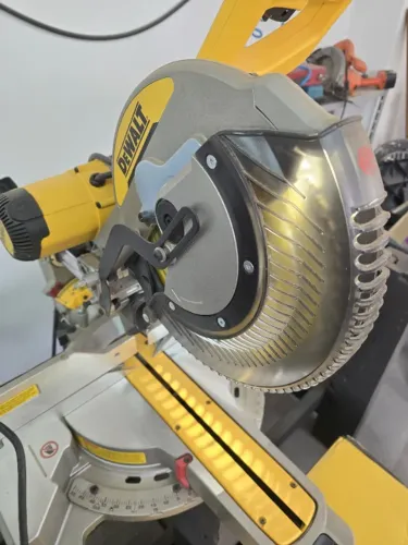 Serra Meia Esquadria 12" Dewalt DWS780-B2 1675W 220V