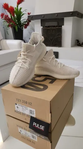 Yeezy Boost 350 V2 Bone - Tamanho 41BR / 43.5EUR