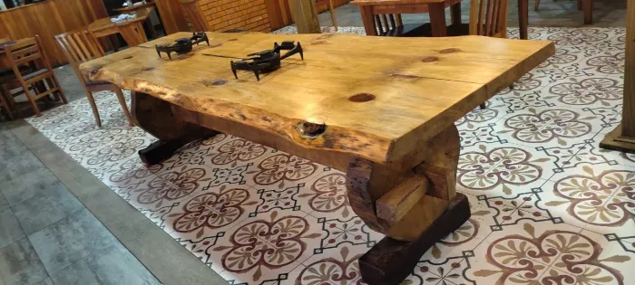 Mesa de madeira maciça rústica