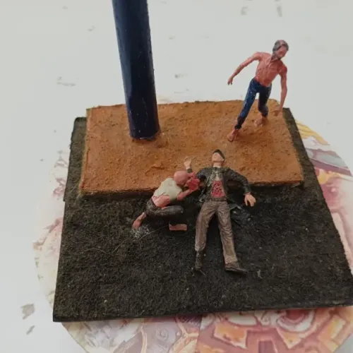 diorama de cena de ataque zumbi
