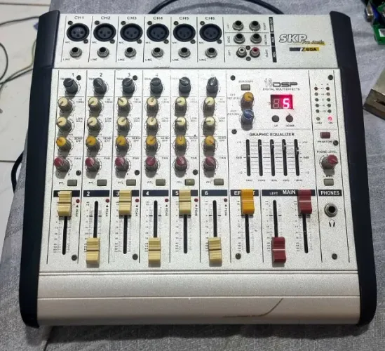 Mesa SKP Z60A - Potente, com 16 efeitos e amplificação embutida