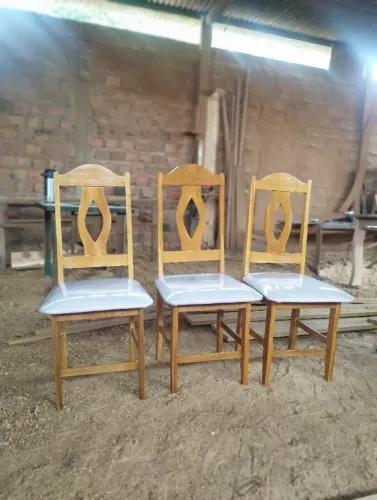 Conjunto de Cadeiras de Jantar em Madeira