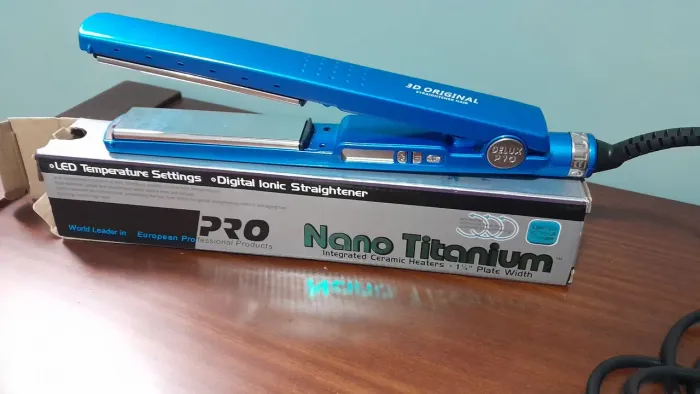 Prancha de Cabelo Nano Titanium + BRINDE 1 Cabine de Unha Sun LED/UV NOVA