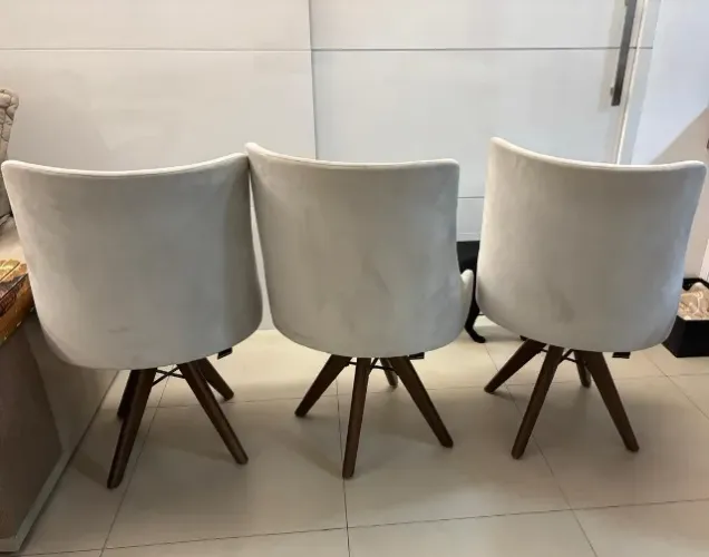 Kit 3 cadeiras Wood Prime giratórias em veludo cinza claro - elegante e conforto