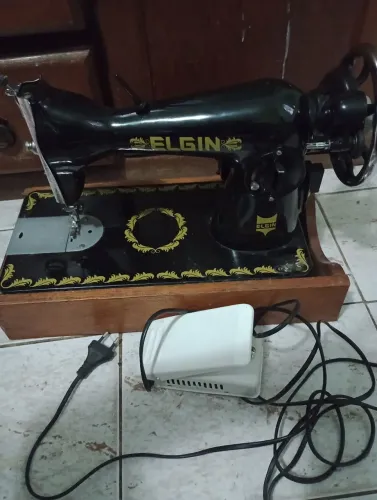 Máquina de costura Elgin reta