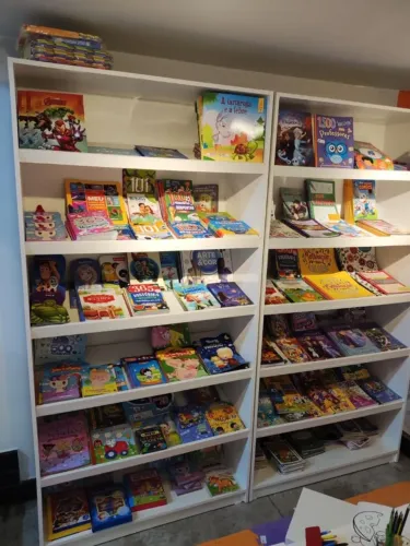 Estante expositora de livros e cadernos UND