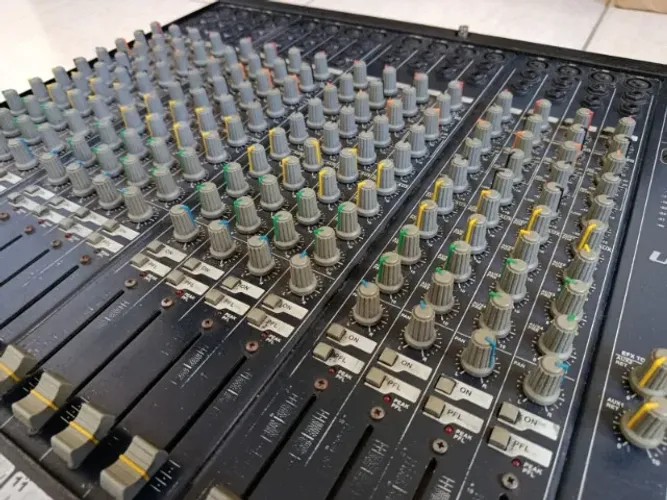 Mesa de som Staner de 16 canais