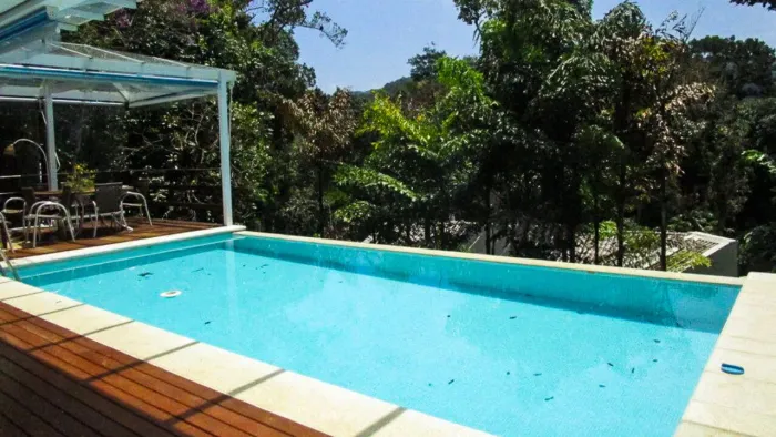 Casa com piscina à venda no condomínio Iporanga em Guarujá.