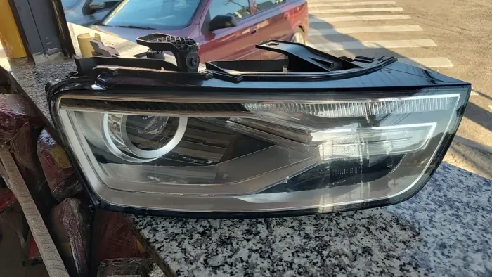 Farol do Audi Q3