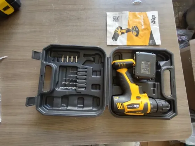 FURADEIRA SEMI-NOVA PARAFUSADEIRA  12V COM KIT DE BROCAS  250,00