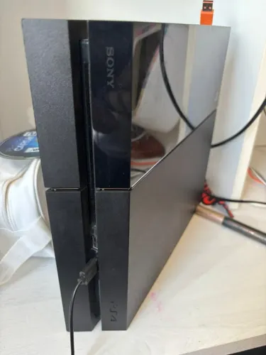 Console PS4 com 2 controle e jogo
