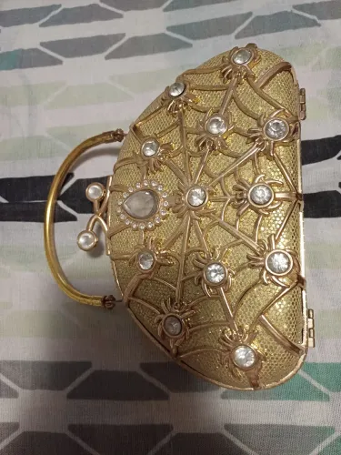 Bolsa em metal dourada