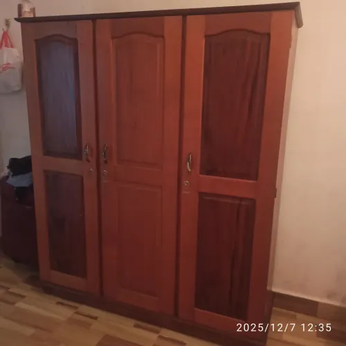 Guarda roupa de madeira 