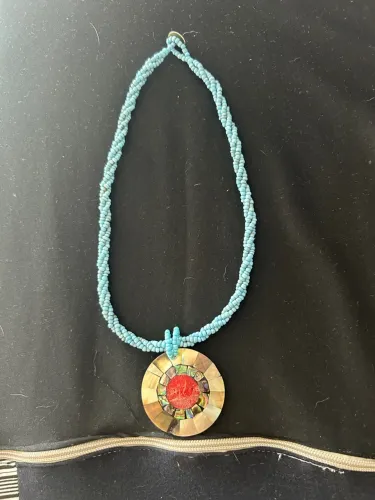 Colar de miçangas azul com madrepérola