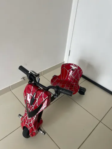 VENDO DRIFT TRIKE ELÉTRICO - HOMEM ARANHA