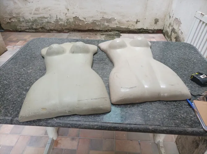 Manequim cabide feminino. 60 cm de altura.