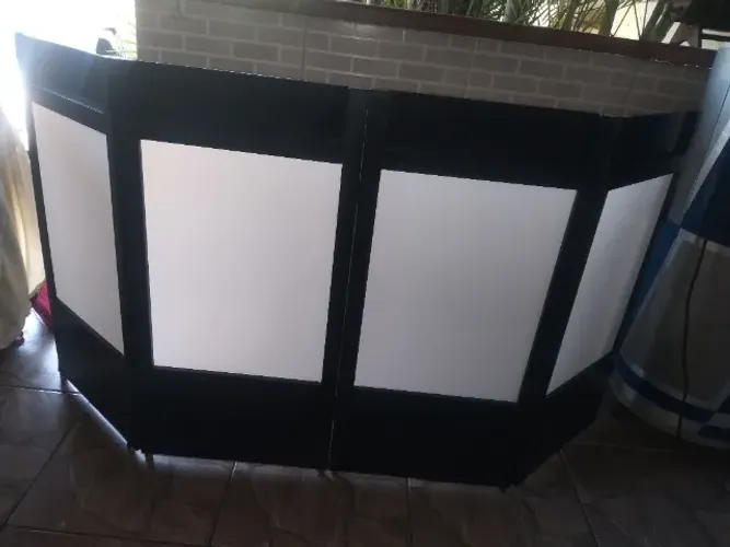 Cabine frontal de DJ dobrável, feita em MDF preto com painéis em acrílico translúcido