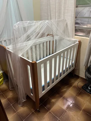 Berço Reller em Mdf e madeira, acompanha colchão e mosquiteiro
