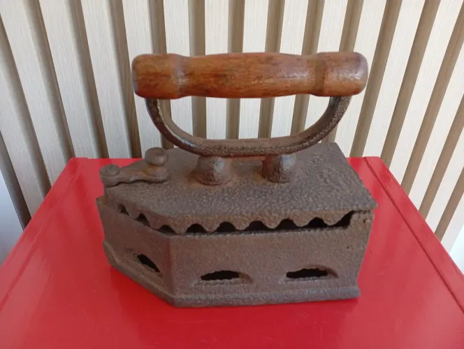 Ferro Antigo de Passar Roupa 