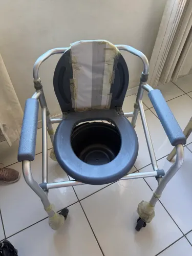 Cadeira de alumínio para banho. Com aparador
