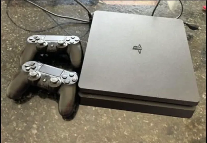 Ps4 com 2 controles