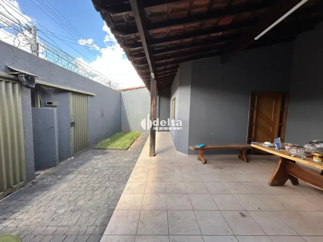 Casa residencial com 3 quartos sendo 1 suíte disponível para locação no bairro Santa Luzia