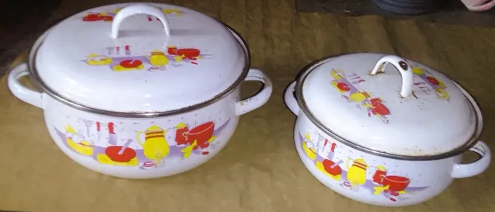 Duas antigas caçarolas em metal esmaltado mãe ágata pega lateral e na tampa*