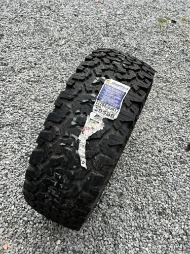 Pneu 265/65r17 BFGoodrich All Terrain T/a (Tenho apenas UMA unidade) - R$ 500.00 