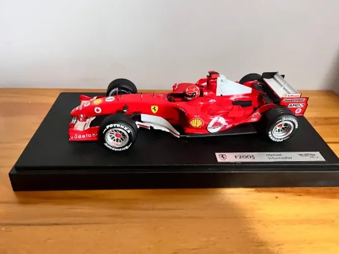 miniatura hot wheels f1 ferrari 1/18 f2005