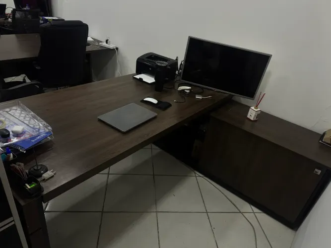 Mesa diretor com armário em L embutido