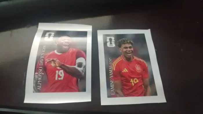 FIGURINHA DA COPA 2026 LAMINE YAMAL E ALPHONSO DAVIES DA COCACOLA