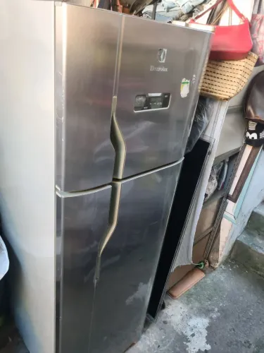 Geladeira Electrolux com defeito na,parte elétrica 