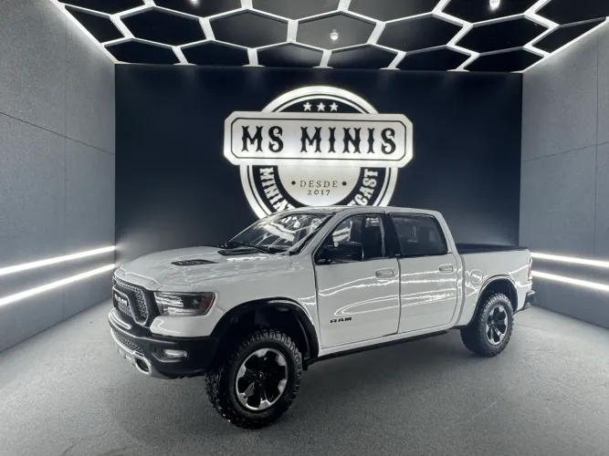 Miniatura Motormax - 2019 Ram 1500 Rebel Branca escala 1/24