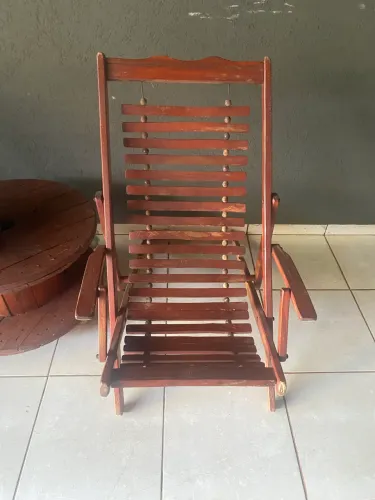 zap * vendo cadeiras de madeira só tem que envernizar