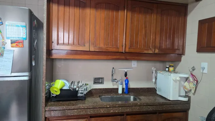 Bancada em mármore com cuba e torneira completa