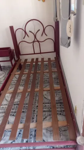 Cama de solteiro de tubo vinho