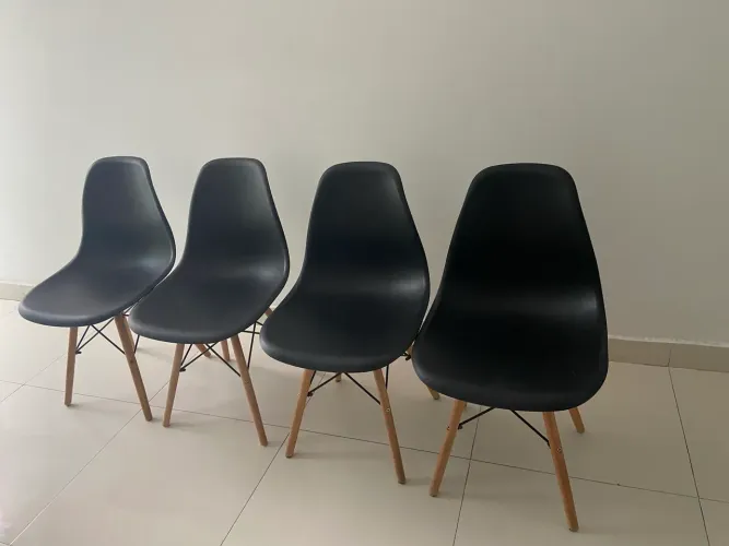 4 cadeiras pretas eames