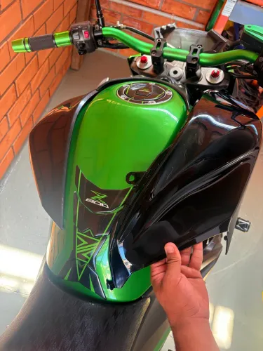 Aba do tanque lado esquerdo da Kawasaki Z800