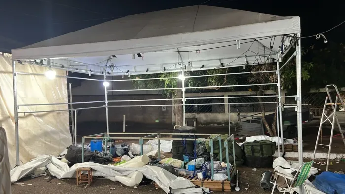 Vendo tenda ela tem 4 mt por 6 mt ela tem todas as laterais sendo as lonas grossas