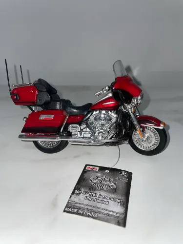 Miniatura Harley-Davidson Electra Glide Ultra Limited 2013 - Escala 1:18 Maisto (Vermelha)