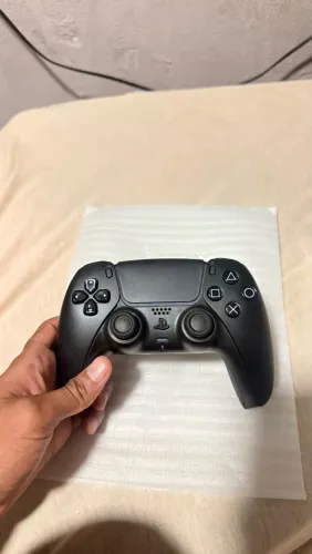 Controle de PS4 com carcaça de PS5