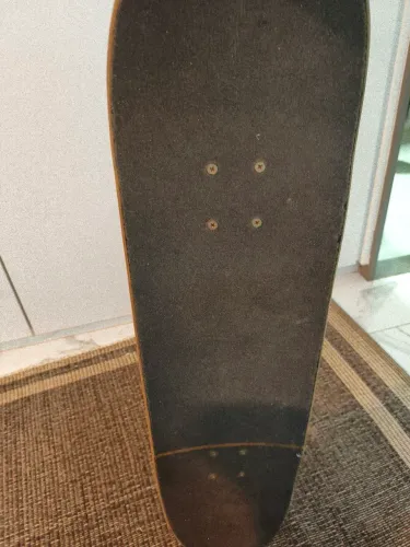 Skate completo montado peça por peça.
