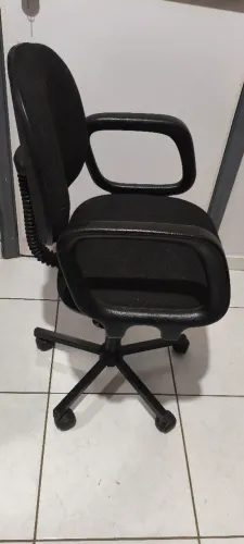 Cadeira giratória p/escritório.