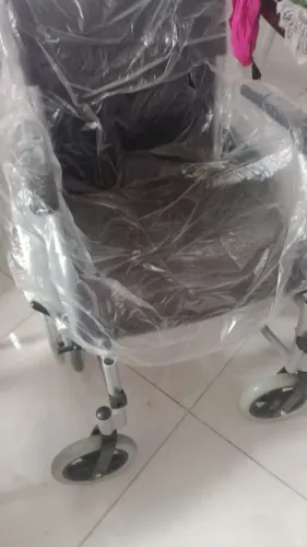 Vendo cadeira de banho nova e cadeira de roda 