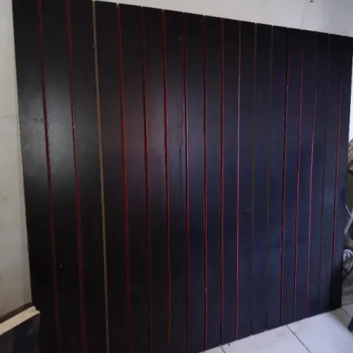 Painel canaleta do em MDF para exposição de produtos em loja